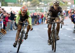 SPRINT. Yus, a la derecha, fue más rápido que Ruiz de Larrinaga.