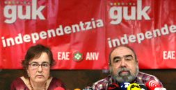 EXPECTANTES. Los dirigentes de ANV Arantza Urkaregi y Kepa Bereziartua, durante la rueda de prensa que ofrecieron el pasado jueves en Bilbao. / LUIS ÁNGEL GÓMEZ