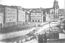 PUNTO DE ENCUENTRO. La Plaza Vieja, con el edificio de las Casas Consistoriales al fondo. / EL CORREO