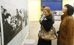 Varios asistentes al homenaje en la cárcel observan fotos del campo de concentración. / FOTOS: J. ANDRADE