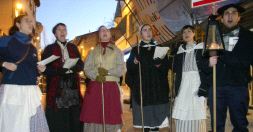 TRADICIÓN. El frío volvió a acompañar a los coros de Santa Águeda. / JOSÉ MONTES