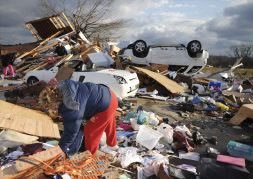 ARRASADA. Un mujer busca entre los restos de su casa derribada por un tornado en Mississippi. / AP