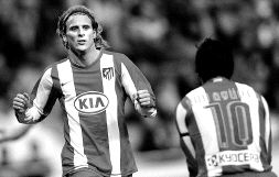 ESTILETES. Forlán y Agüero celebran un gol en un partido de esta temporada. / EFE