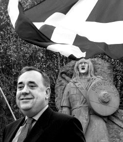 HÉROE. Salmond posa frente a la estatua de William Wallace, patriota escocés. / REUTERS