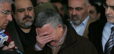 RESISTENCIA. Miguel Buen cubre su dolor entre sus consternados compañeros de filas en la cúpula del PSE. / IGNACIO PÉREZ