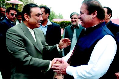 EL APRETÓN DEL PACTO. Sharif, a la derecha, y Zardari se reunieron ayer cerca de Islamabad. / REUTERS