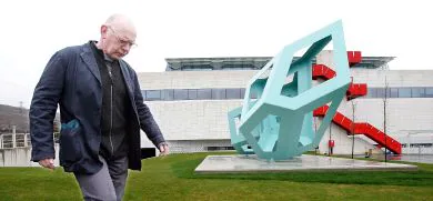 EL ARTISTA Y SU OBRA. Richard Deacon pasea alrededor de su espectacular escultura, al aire libre, ayer  en el Museo Würth. / RAFAEL LAFUENTE