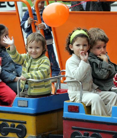 APOYO. Varios niños juegan en una fiesta de familias numerosas celebrada en Vitoria. / NURIA GONZÁLEZ