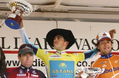 PODIO.  Alberto Contador, en lo más alto del podio, acompañado por Evans a la izquierda, y Dekker. / AFP