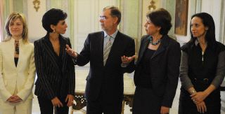 Bermejo y Rachida Dati charlan en presencia de las ministras Aído, Álvarez y Corredor. / AFP