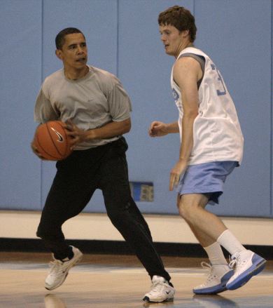 EN FORMA. Obama intenta sortear a un jugador de la Universidad de North Caroline durante un partido. / AP