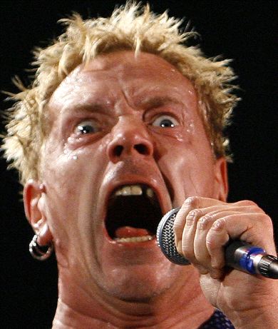RABIA. Johnny Lydon, en una actuación reciente y con Sid Vicious. / REUTERS / AP