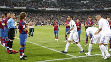 PASILLO A LOS CAMPEONES. Los jugadores del Barcelona cumplieron con el protocolo y homenajearon al Real Madrid por el título de Liga. / EFE