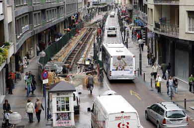 RAÍLES. La calle General Álava, donde se acometen las obras del metro ligero. / RAFA GUTIÉRREZ