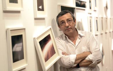 IMAGEN. José Vicente Cos, junto a algunas de las obras de su muestra fotográfica. / BLANCA CASTILLO