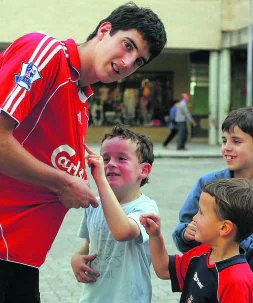 Mikel San José, junto a unos niños, el miércoles en Villaba. / IGNACIO PÉREZ