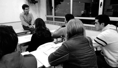 BAJA MATRICULACIÓN. Un grupo de alumnos asiste a una clase de Bachillerato nocturno en la 'Uni'. /M. E.