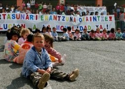 Los pequeños cambiaron ayer el balón por las pancartas reivindicativas. / MAITE BARTOLOMÉ