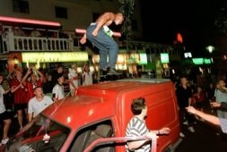 Un británico borracho salta sobre una furgoneta en Mallorca. / EL CORREO