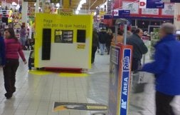 Eroski redobla su apuesta por el móvil y se lanza a captar clientes de contrato