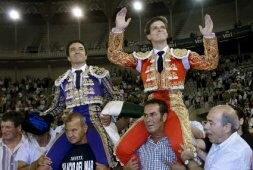 El Fundi y El Juli ayer a hombros en la ciudad condal. / EFE