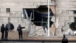 Expertos de la Policía autónoma buscan restos del coche bomba que el domingo causó graves daños en la comisaría de Ondarroa. / EFE