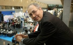 El cardiólogo catalán Jordi Bruguera posa en una balconada del BEC, el recinto ferial donde se celebra el congreso. / PEDRO URRESTI