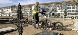 Imagen del cementerio de Córdoba, donde ya han comenzado las prospecciones para hallar a los desaparecidos de la Guerra Civil. / EFE