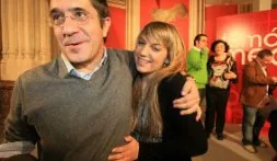 López abraza a la hija de Isaías Carrasco. / L. A. GÓMEZ