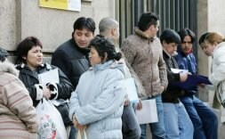 Un grupo de inmigrantes aguardan su turno en fila a las puertas de un edificio administrativo ubicado en Logroño. / R. LAFUENTE