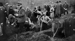 Decenas de arqueólogos, turistas y curiosos excavan en Glozel en 1924, tras el supuesto descubrimiento de los restos de una civilización prehistórica dotada de escritura. / AFP