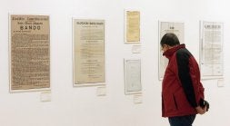 Un hombre contempla los bandos que se muestran en la Sala de Exposiciones del Ayuntamiento logroñés. / RAFAEL LAFUENTE