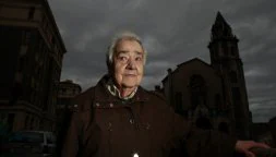 Luisa Martínez recuerda su vida en Torre Urizar junto a la iglesia de San Luis Beltrán. / MITXEL ATRIO