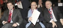 El líder del PP y su portavoz económico, Mariano Rajoy y Cristóbal Montoro, con el dirigente socialista José Blanco. / EFE