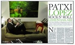 Patxi López aparece tocando un saxo, aunque reconoce que no lo domina. / GONZALO AZUMENDI (ROLLING STONE)