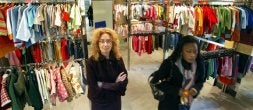 Cristina Larrayoz, en el centro, durante la apertura de la nueva tienda. / JORDI ALEMANY