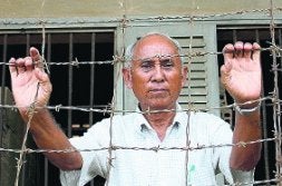 durante su visita a la cárcel de Tuol Sleng. / P. M. D.