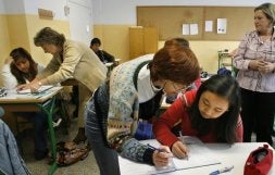 Pocos alumnos en clase, acoge casi el 70% de la inmigración, y tiene muchos profesores de refuerzo. / F. GÓMEZ