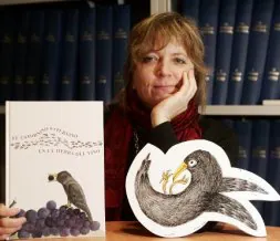 Judith Sáenz de Tejada, con un ejemplar de 'El estornino Saturnino', en Logroño. / SERGIO ESPINOSA