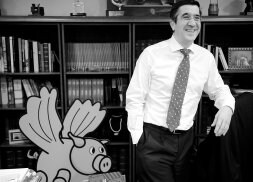 Patxi López, en la sede central de su partido en Bilbao con el ya famoso 'cerdo volador'. / IGNACIO PÉREZ