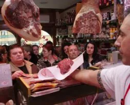Los clientes agotaron 500 kilos de carne en cinco horas./ MIREYA LÓPEZ