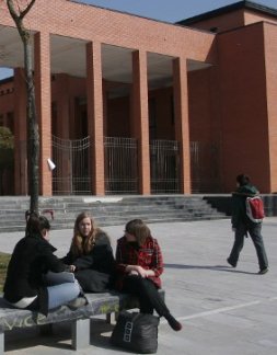 Tres jóvenes charlan frente a la Facultad de Letras. / IOSU ONANDIA