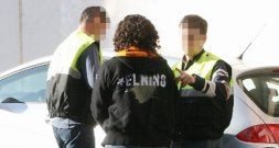 Agentes de la Policía Municipal de Bilbao conducen a una de las traficantes detenidas. / LUIS CALABOR