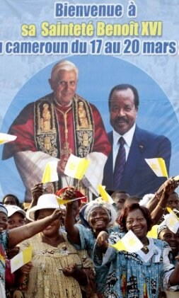 Mujeres camerunesas agitan banderas al paso del Papa./ AP