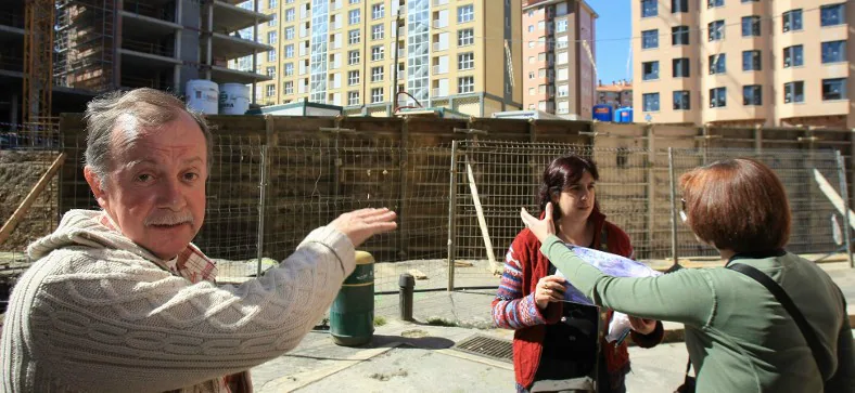 Vecinos de la calle Iturburu reaccionaron con malestar ante la construcción de un muro que «encajonaba» sus viviendas./ LUIS ÁNGEL GÓMEZ