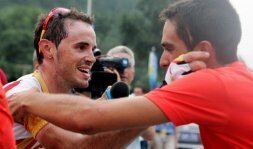 Contador felicita a Samuel Sánchez, que acaba de lograr el oro en los Juegos Olímpicos de Pekín. / EL CORREO
