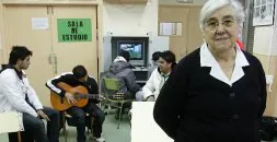 Jullia Chávarri, con algunos de los jóvenes gitanos que acuden al centro. / IOSU ONANDIA