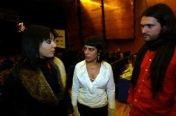 Khuruts Begoña, a la derecha de la imagen, denuncia que le tacharon de «filoterrorista»./ MITXEL ATRIO