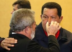 Lula gesticula ante Chávez durante un descanso de la cumbre. / REUTERS