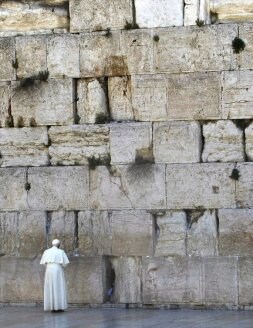 Benedicto XVI reza ante el Muro de las Lamentaciones en Jerusalén. / AFP